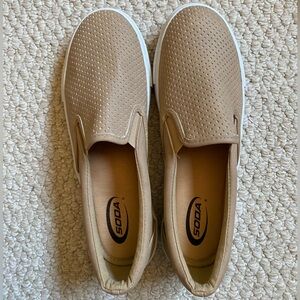 ！SOLD！Soda shoes women tracer slip on